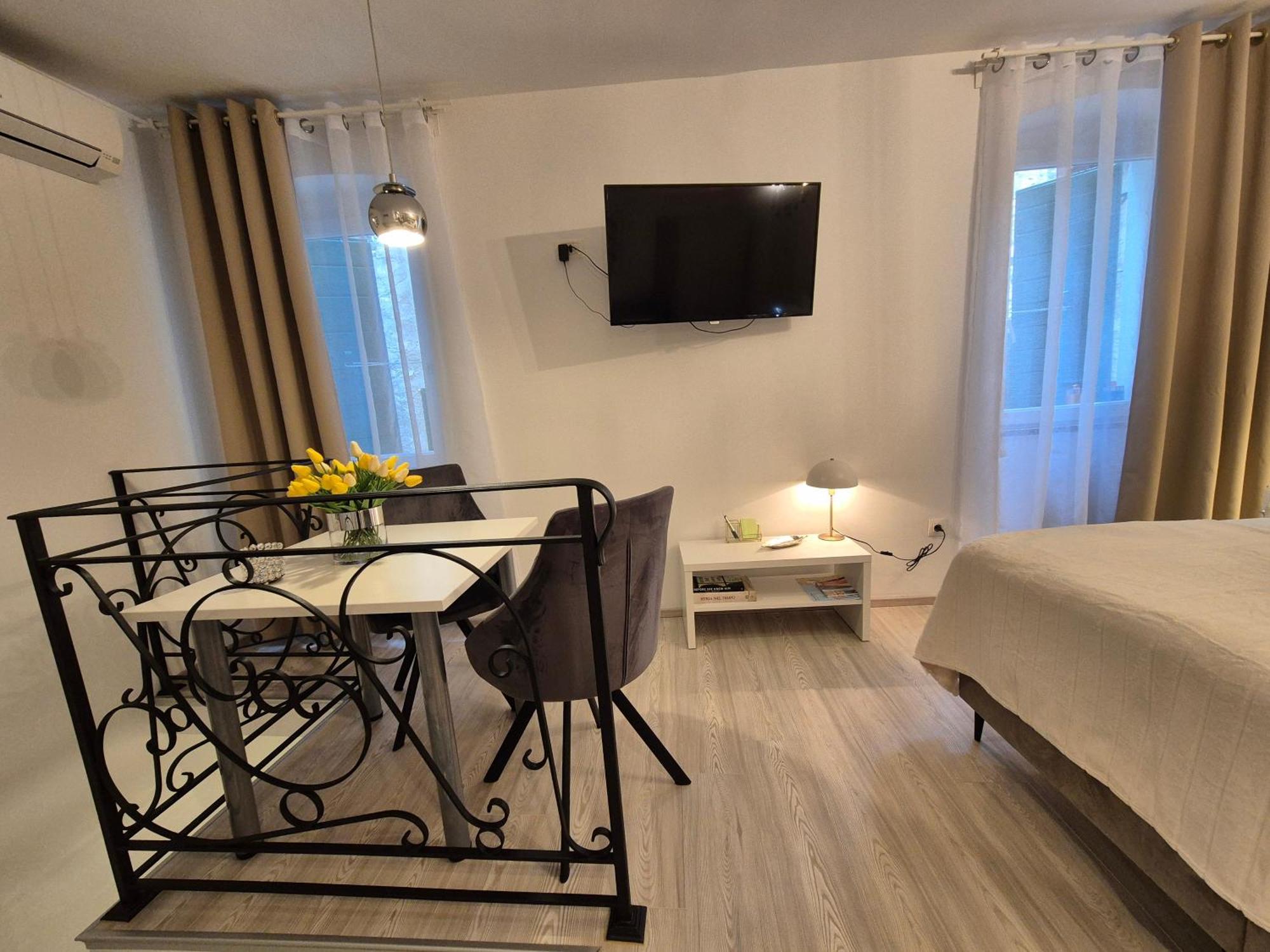 Studio Apartment Lily ロヴィニ エクステリア 写真
