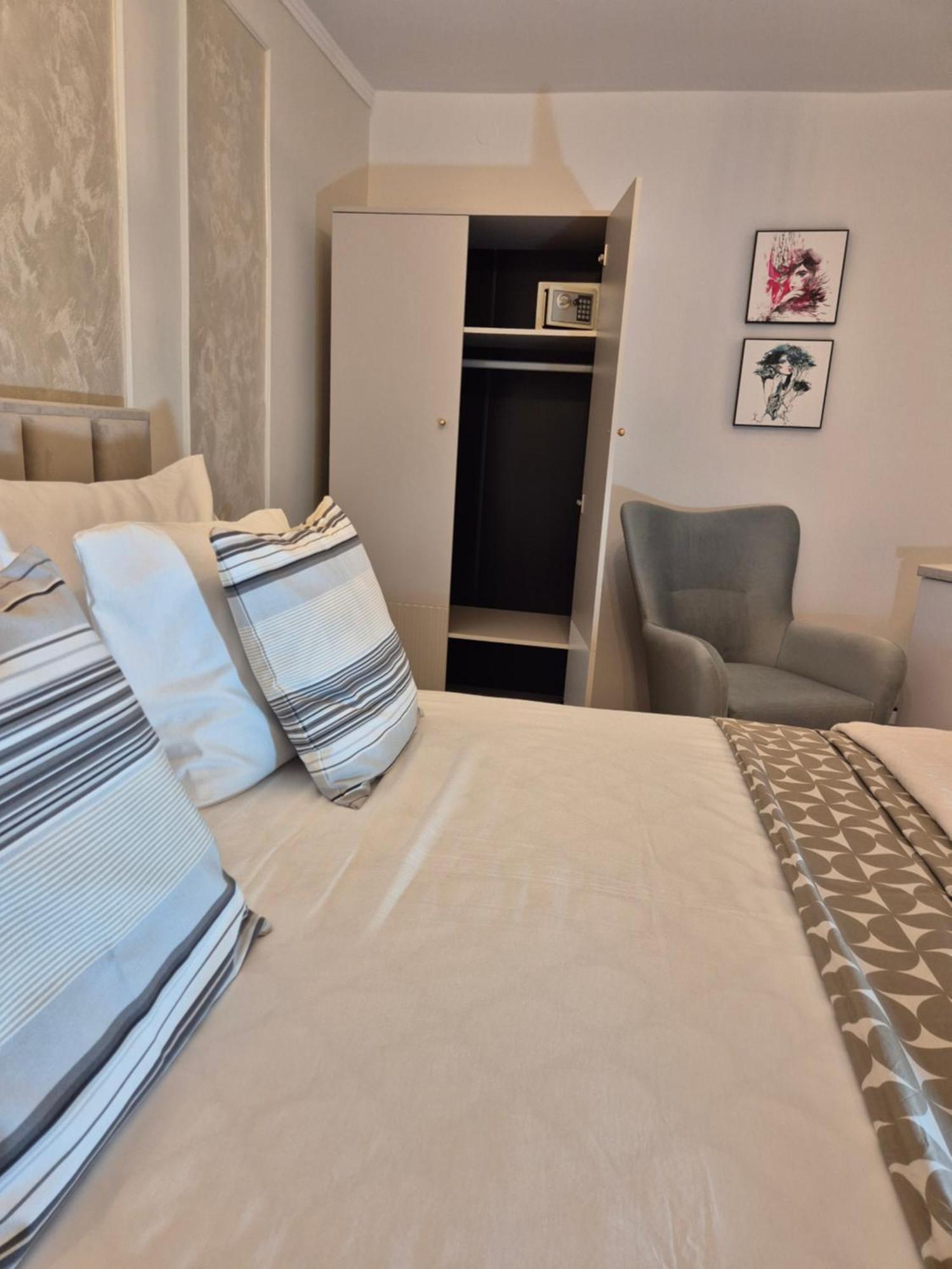 Studio Apartment Lily ロヴィニ エクステリア 写真